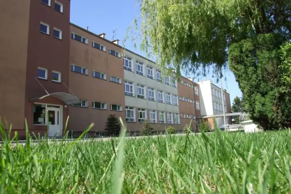 Pożegnanie dyrektora i nauczycielki na zakończeniu roku szkolnego