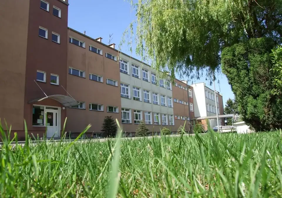 Pożegnanie dyrektora i nauczycielki na zakończeniu roku szkolnego