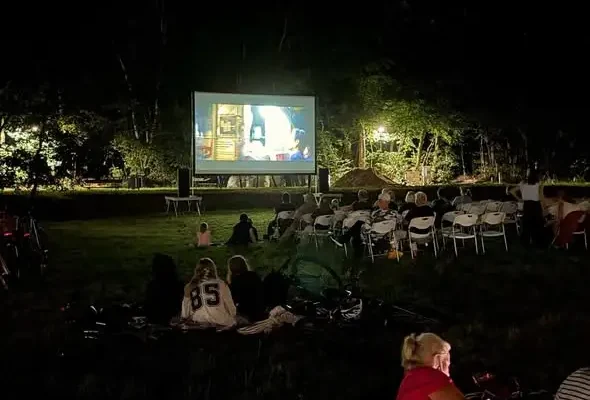 Letnie kino plenerowe w Sławięcicach: magia i iluzja na dużym ekranie