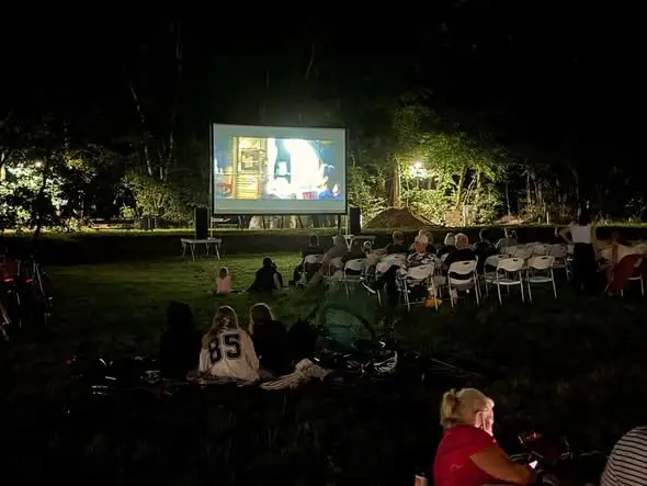 Letnie kino plenerowe w Sławięcicach: magia i iluzja na dużym ekranie