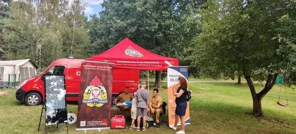 Edukacja o alarmach i plecaku ewakuacyjnym podczas treningu nad akwenem Dębowa
