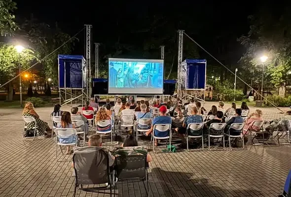 Letnie Kino Plenerowe: „Jedno życie” – film o Nicholasie Wintonie w Parku Pojednania