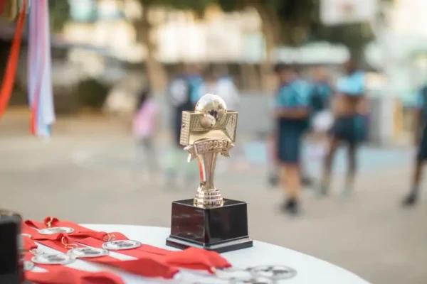 Victoria Cisek z pucharem za awans do A Klasy i nowymi strojami od Województwa Opolskiego