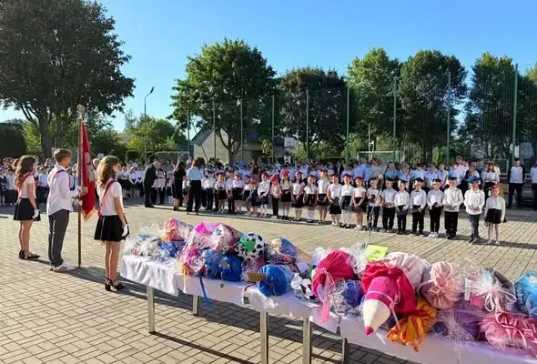 Nowy rok szkolny w naszej szkole: powitanie pierwszaków i nowych nauczycieli