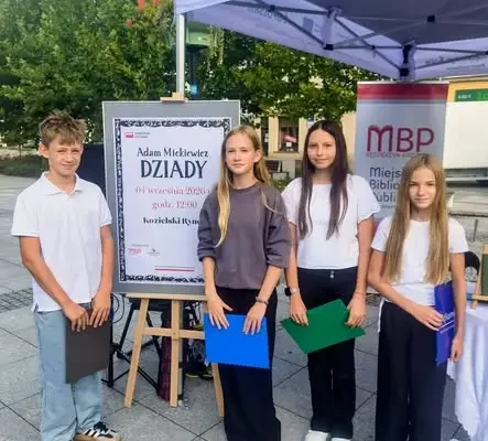 Narodowe Czytanie „Dziadów” na kozielskim rynku z udziałem uczniów PSP3