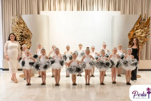 Mini Perełki z zespołu Perelki w smerfastycznej sesji zdjęciowej