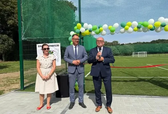 Nowe boisko w Pawłowiczkach otwarte! Radni i sołtysi zagrali mecz