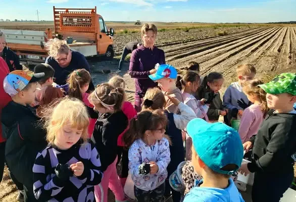 Przedszkolaki z Kędzierzyna-Koźla na wykopkach – edukacyjna wycieczka do gospodarstwa rolnego