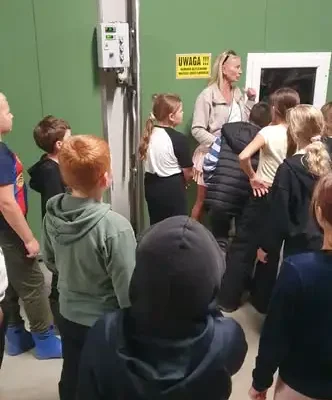 Klasy 4a i 4b ze szkoły w Grudyni na lekcji w sadzie