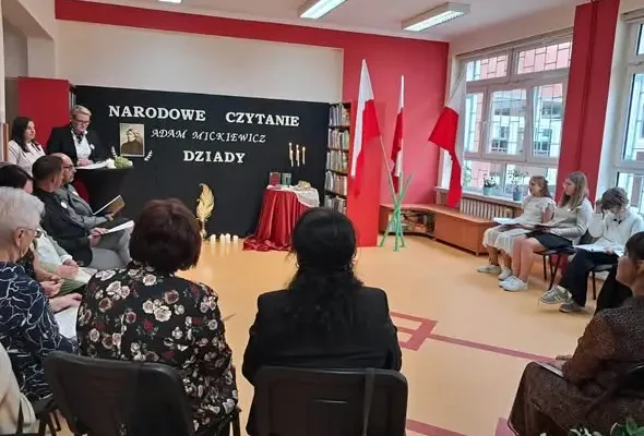 Narodowe Czytanie w Pawłowiczkach: „Dziady” Mickiewicza ożyły w bibliotece
