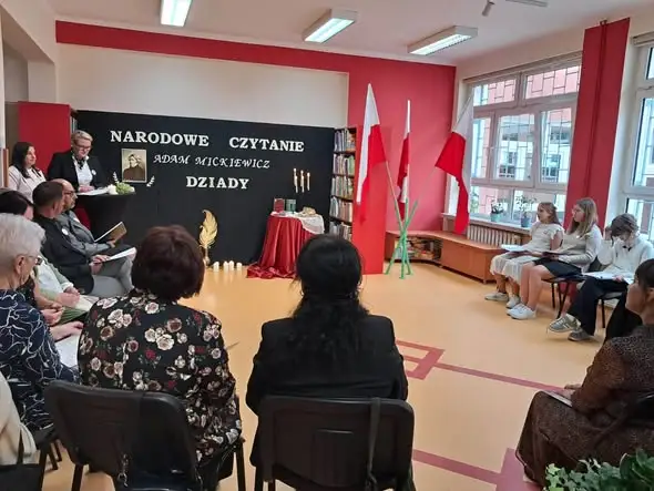 Narodowe Czytanie w Pawłowiczkach: „Dziady” Mickiewicza ożyły w bibliotece