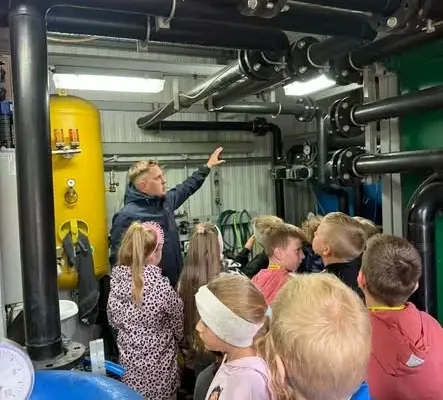 Uczniowie z Pawłowiczek posprzątali park i odwiedzili stację uzdatniania wody