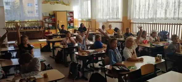 Kędzierzyn-Koźle: policjant uczył dzieci bezpieczeństwa na drodze