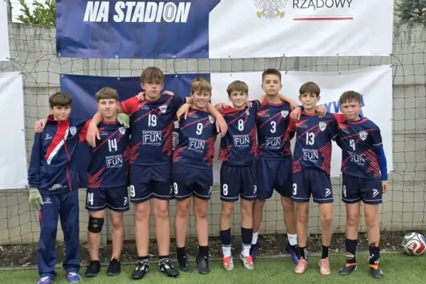 Młodzi piłkarze z PSP 11 na podium turnieju „Z Orlika na Stadion” w Głogówku