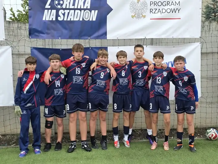 Młodzi piłkarze z PSP 11 na podium turnieju „Z Orlika na Stadion” w Głogówku