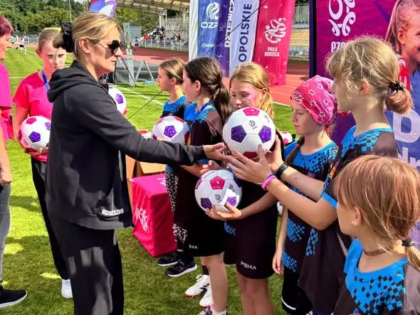 Festiwal Piłkarski dla dziewczyn na stadionie Kuźniczka w Kędzierzynie-Koźlu