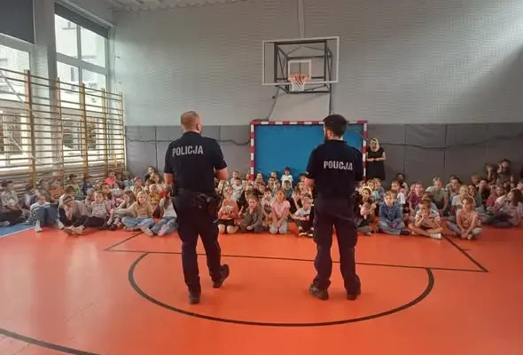 Policjant w szkole: lekcja bezpieczeństwa dla najmłodszych