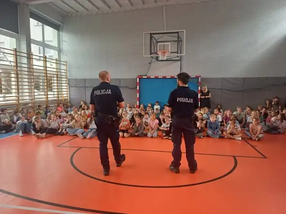 Policjant w szkole: lekcja bezpieczeństwa dla najmłodszych