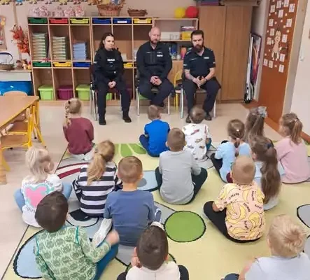 Policjanci w przedszkolu w Ręskiej Wsi: lekcja bezpieczeństwa dla najmłodszych