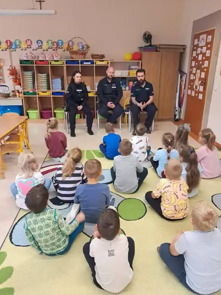 Policjanci w przedszkolu w Ręskiej Wsi: lekcja bezpieczeństwa dla najmłodszych