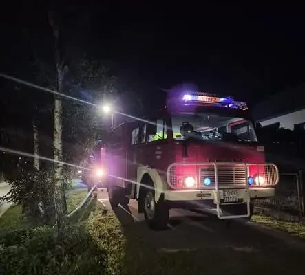 Pożar śmietnika na ścieżce rowerowej w Reńskiej Wsi – interwencja OSP
