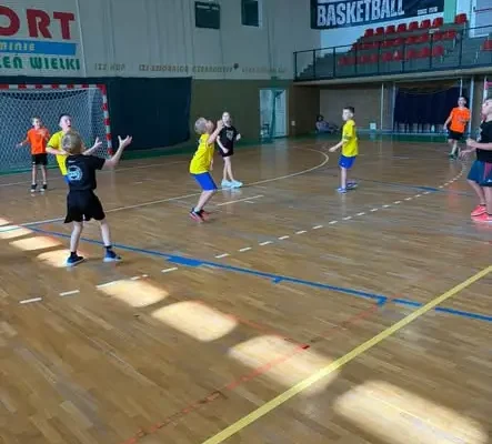 Młodzi szczypiorniści z klasy II i III zagrali w turnieju „Gramy w ręczną”