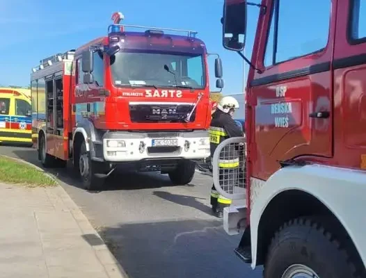 Kolizja na rondzie w Reńskiej Wsi – interwencja strażaków