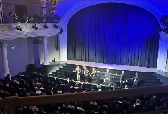 Dzień Chłopaka w Teatrze Nowym w Zabrzu – uczniowie klas 2 i 3 na spektaklu „Niesamowite Przygody Skarpetek”