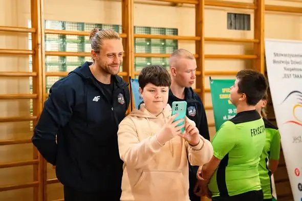 Siatkarze ZAKSY odwiedzili uczniów we Frysztaku