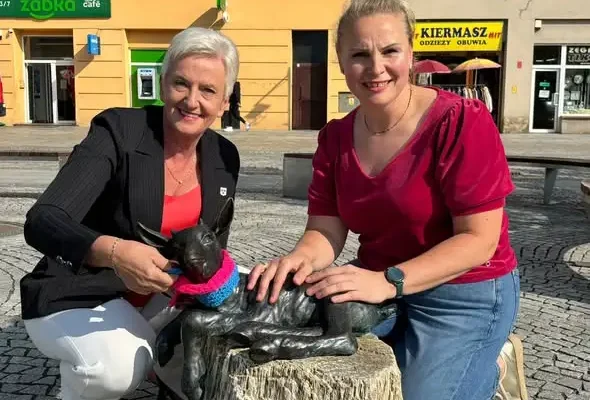 Miejskie Koziołki w Opolu założyły kolorowe szaliczki. To symbol ważnej profilaktyki