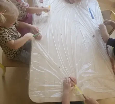 Sensoryczne zabawy w przedszkolu w Rękskiej Wsi – mali odkrywcy poznawali świat zmysłami
