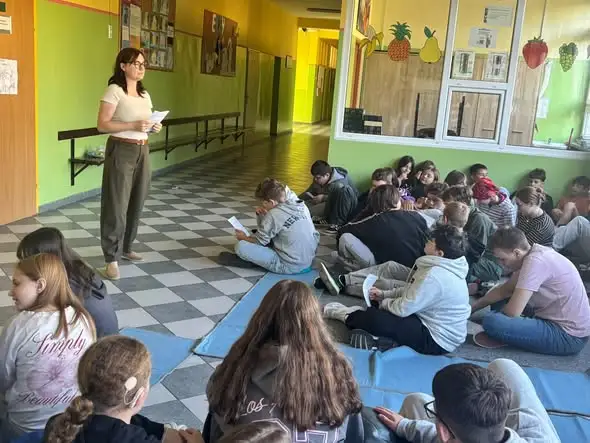 Tydzień Szczęścia w szkole – uczniowie przekazali 120 pluszaków dla dzieci z oddziału pediatrii