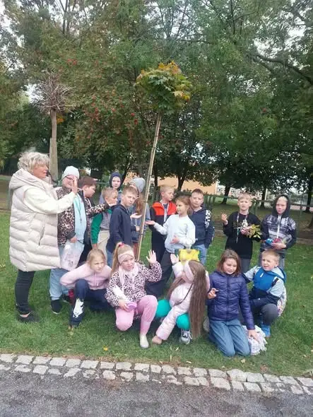 Uczniowie z gminy Pawłowiczki posadzili klony z okazji Dnia Drzewa