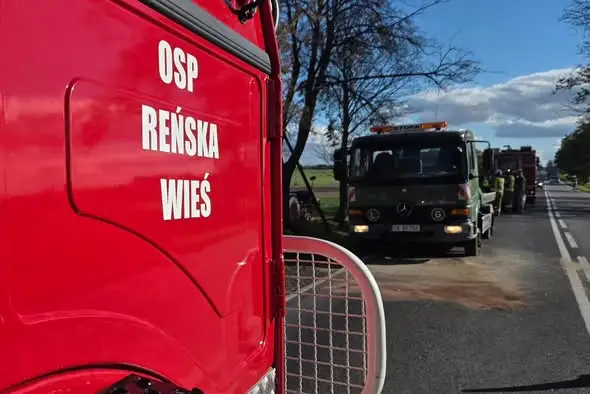 Kolizja ciągnika rolniczego z autem osobowym na DK45 pod Kędzierzynem-Koźlem