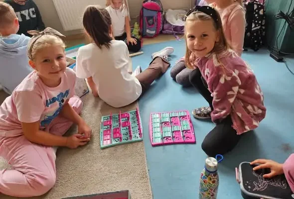 Dzień Gier Planszowych w szkole w Cisek – uczniowie klas 1–3 bawili się i uczyli