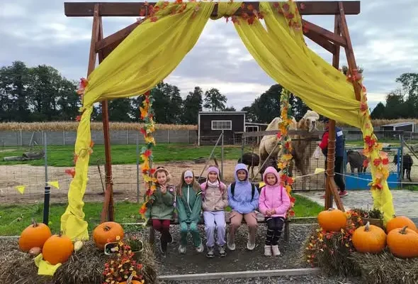 Jesienna wyprawa do Mini Zoo „Żużela” – uczniowie PSP 20 odkrywali „Dyniową Przygodę”