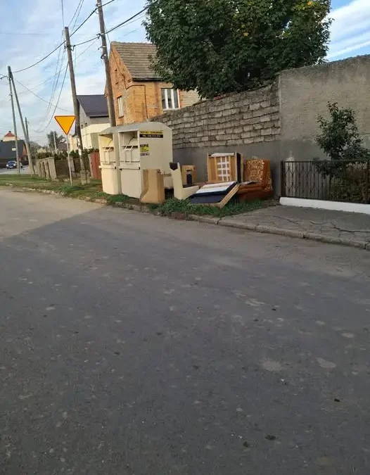 Nielegalne wysypisko odpadów w Zakrzowie. Gmina apeluje o uprzątnięcie