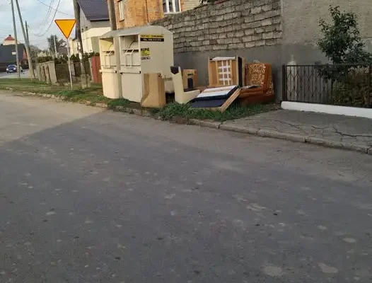 Spóźniona zbiórka odpadów przy PSZOK. Gmina apeluje o uprzątnięcie