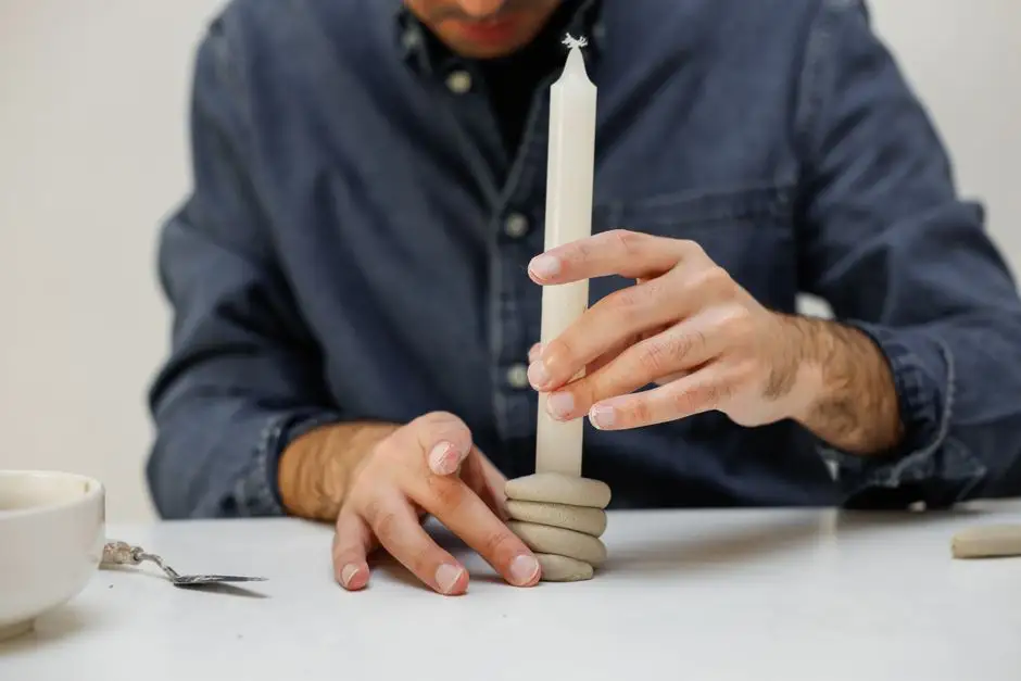 Seniorzy z Długomiłowic tworzą świeczniki z łupinek pistacji